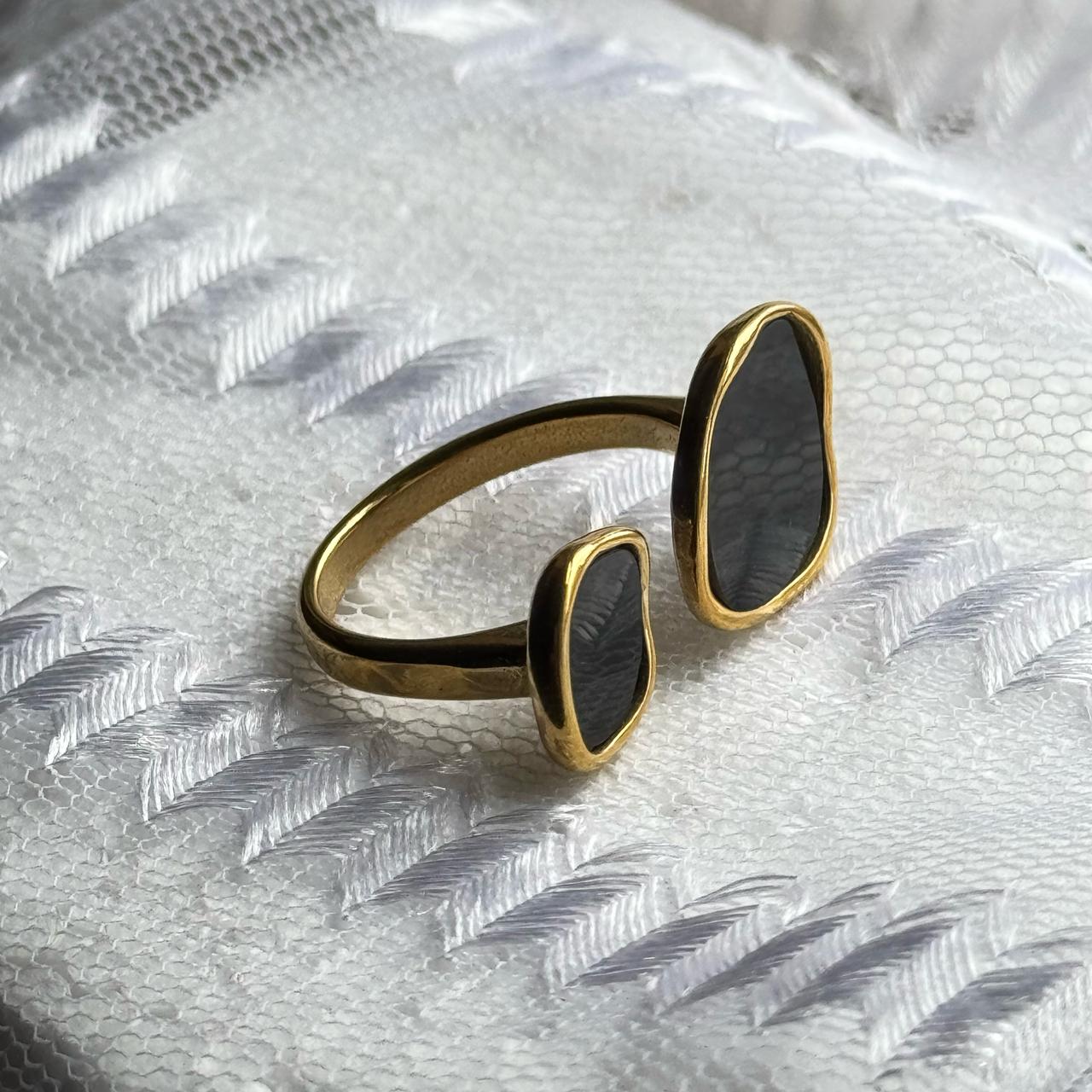 Elegant Stone Split Ring