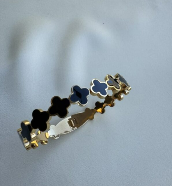 Black flower clover pendant