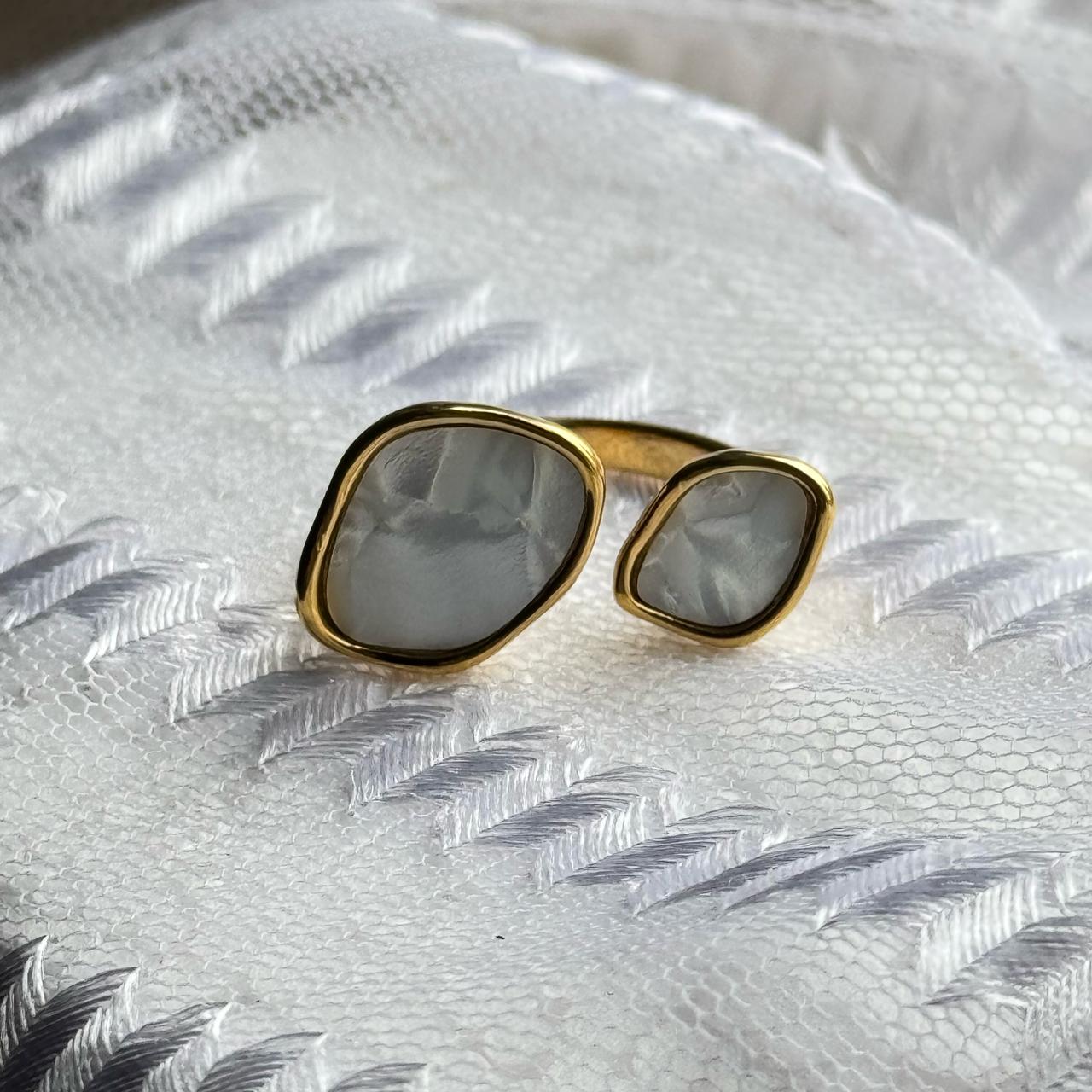 Elegant Stone Split Ring