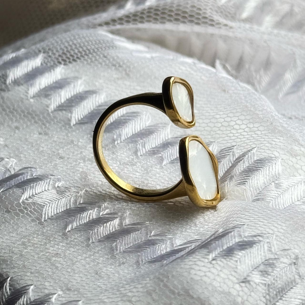 Elegant Stone Split Ring