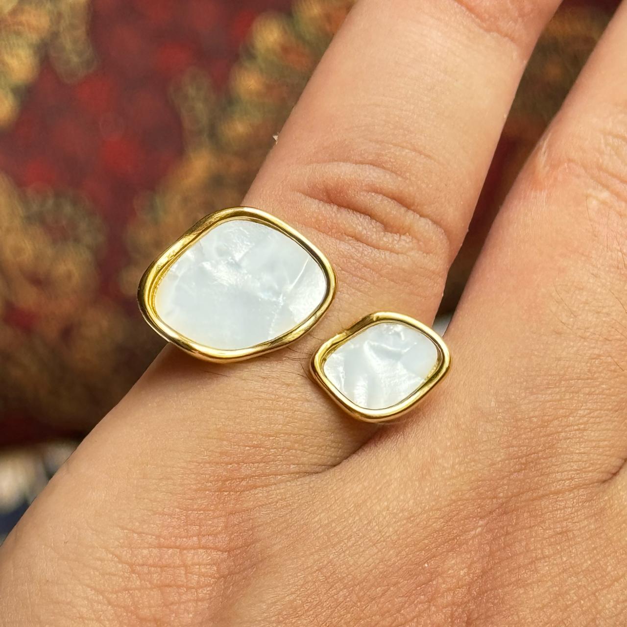 Elegant Stone Split Ring