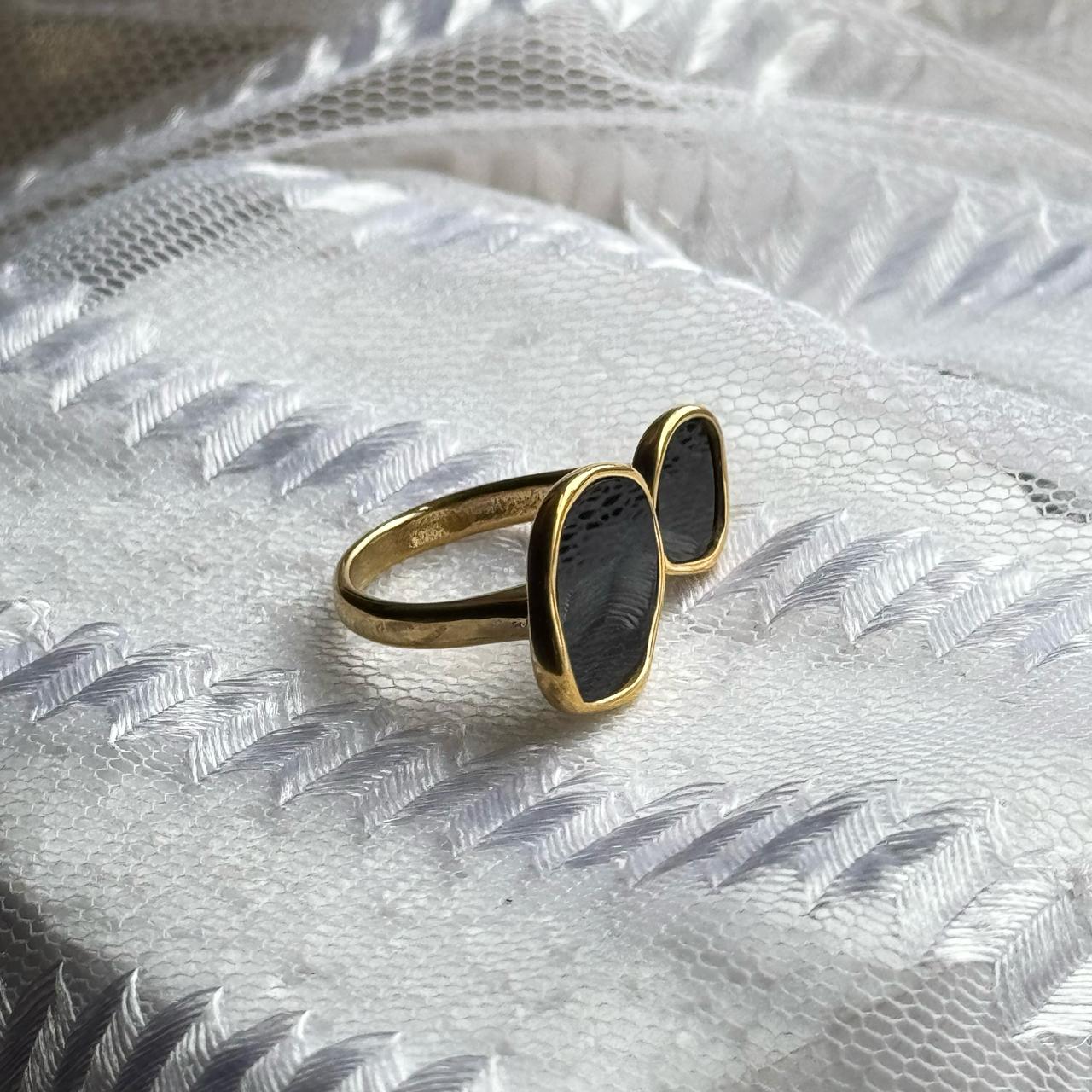 Elegant Stone Split Ring