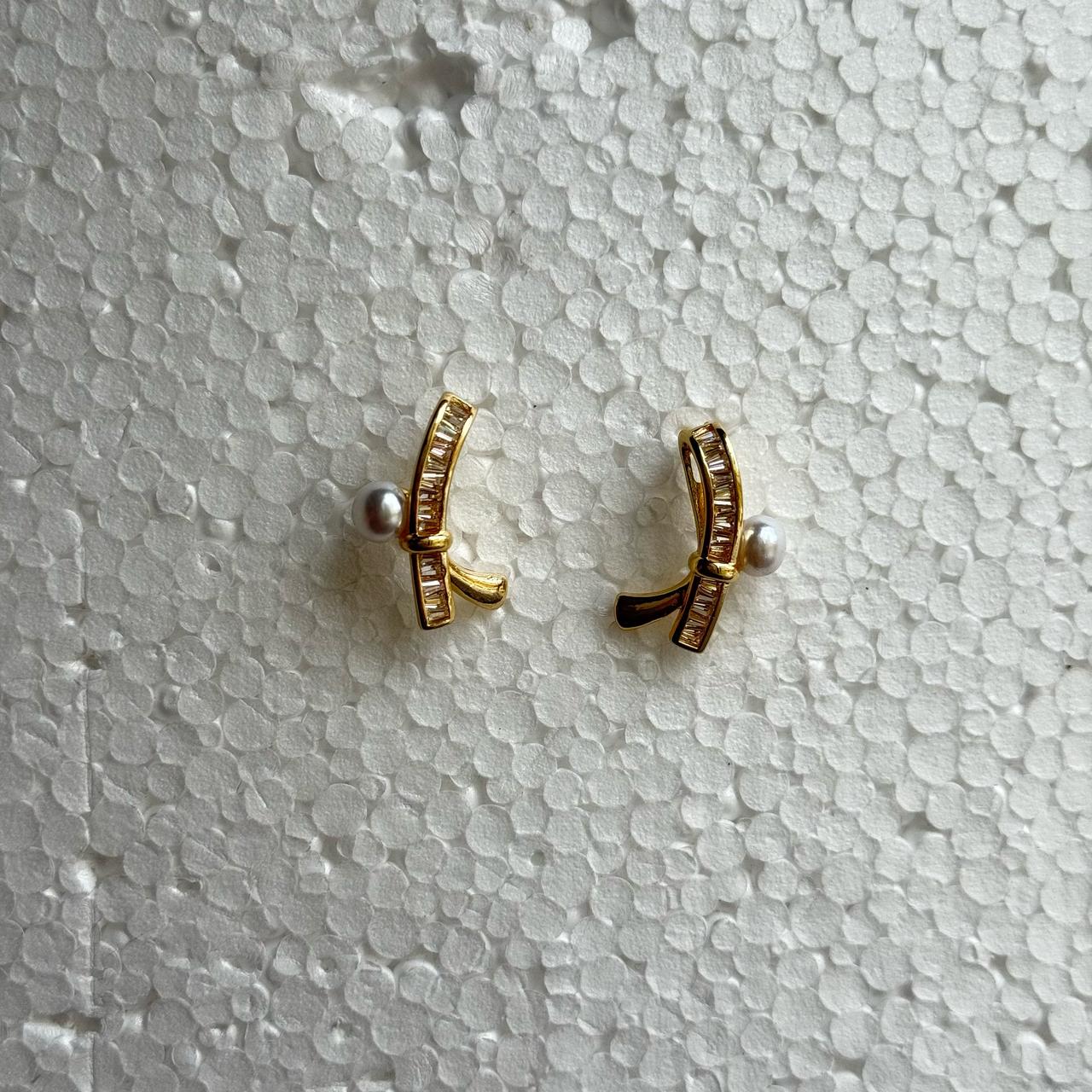 Gleaming Curve Drop Earrings