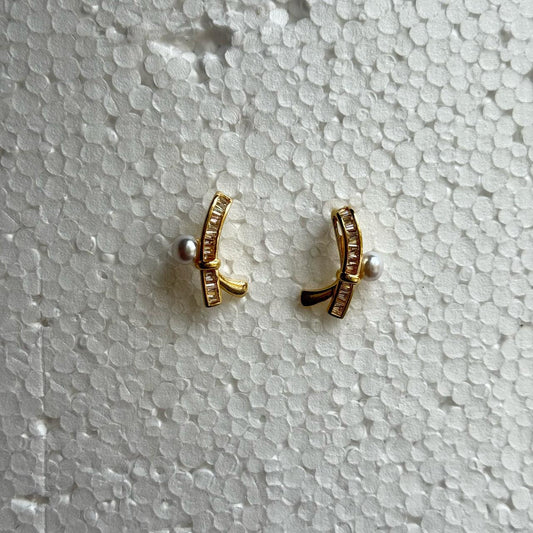 Gleaming Curve Drop Earrings