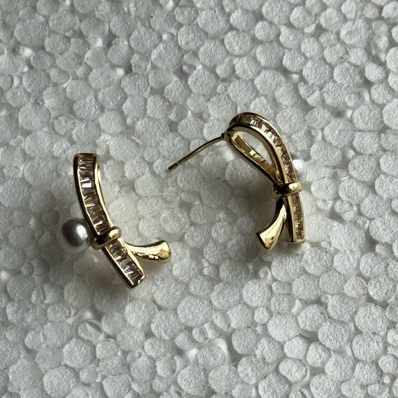 Gleaming Curve Drop Earrings