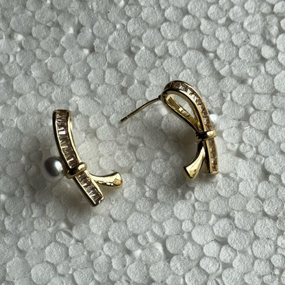 Gleaming Curve Drop Earrings