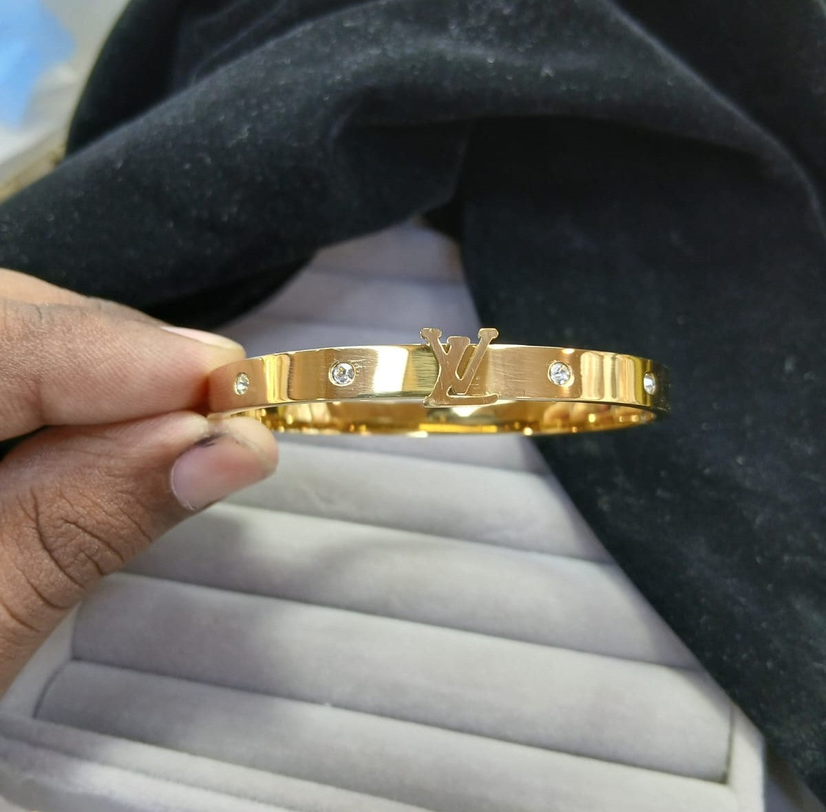 LV Luxe Sparkle Bangle Pendant